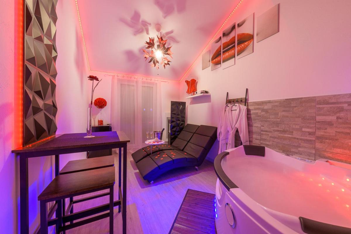 Le Puy-en-Velay Love Room - Suite Romantique Avec Spa Privatif מראה חיצוני תמונה