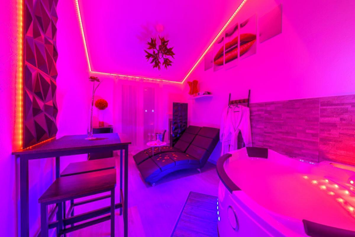 Le Puy-en-Velay Love Room - Suite Romantique Avec Spa Privatif מראה חיצוני תמונה