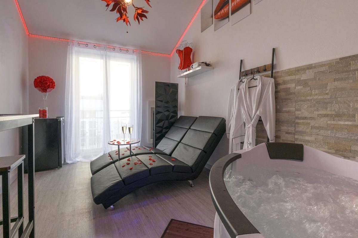 Le Puy-en-Velay Love Room - Suite Romantique Avec Spa Privatif מראה חיצוני תמונה