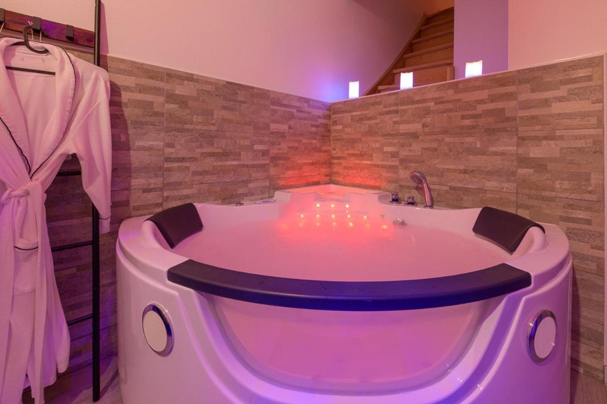 Le Puy-en-Velay Love Room - Suite Romantique Avec Spa Privatif מראה חיצוני תמונה